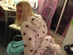 女子醉酒嘗試坐進(jìn)兒童椅 屁股大被卡住難脫身