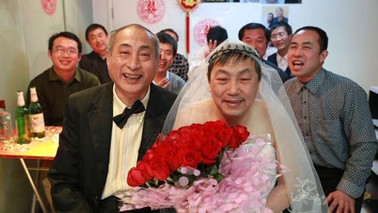 北京2名老年男同性戀者“完婚” 微博賬戶“兩個老頭的愛情”高調完婚