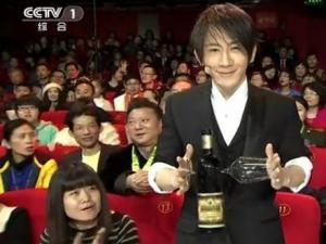 網友揭秘劉謙春晚魔術 劉謙周圍都是托