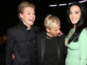 格萊美頒獎現場 主持人被Katy Perry的咪咪嚇到