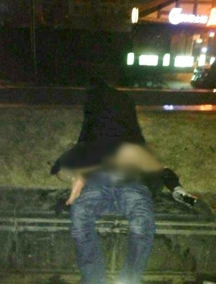 成都猛女鬧市區(qū)強奸過路男人,路邊野戰(zhàn)完事后提上褲子瀟灑離開