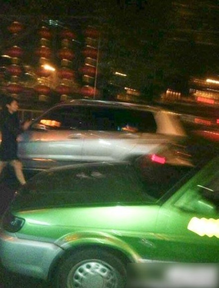 成都猛女鬧市區(qū)強奸過路男人,路邊野戰(zhàn)完事后提上褲子瀟灑離開