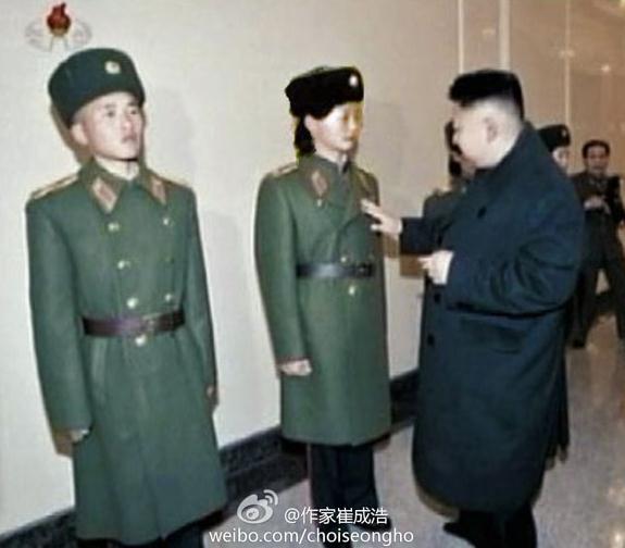 作家崔成浩微博發布金正恩摸女兵胸部照,金正恩指導朝軍登陸演練