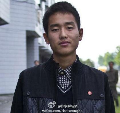 作家崔成浩微博發布金正恩摸女兵胸部照,金正恩指導朝軍登陸演練