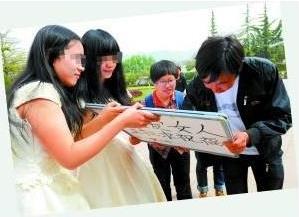 蘭州女大學生同性戀穿婚紗辦婚禮,高舉“拉拉求祝!睒苏Z牌