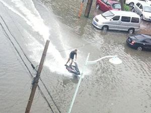 天津暴雨摩托艇:天津大暴雨街頭驚現摩托艇哥