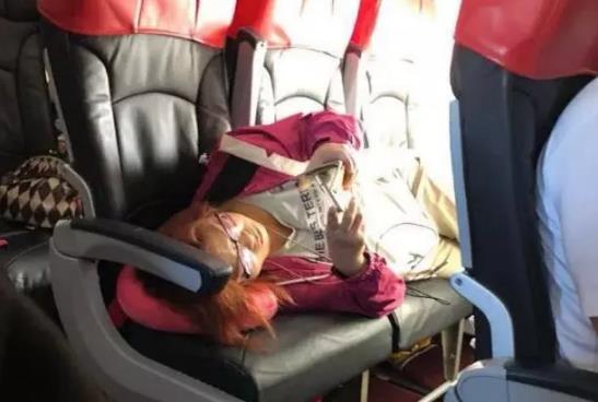 硬闖商務艙!大媽一人霸占躺3機位 遇正義乘客制止終止鬧劇