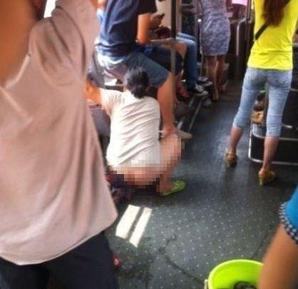 奇葩!女子公交車上內急憋不住 當眾淡定脫褲子尿尿 驚呆一車乘客