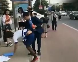 火辣身材美女摔倒在站臺(tái) 假發(fā)掉了露真容 竟是變態(tài)光頭男