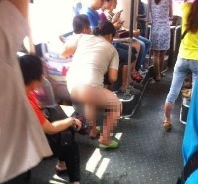 奇葩!女子公交車上內急憋不住 當眾淡定脫褲子尿尿 驚呆一車乘客