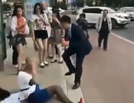 火辣身材美女摔倒在站臺(tái) 假發(fā)掉了露真容 竟是變態(tài)光頭男