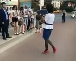 火辣身材美女摔倒在站臺(tái) 假發(fā)掉了露真容 竟是變態(tài)光頭男