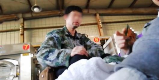 爆酒店白床單清洗全過程:帶血床單和普通被罩混洗 違規原料暴力蒸白