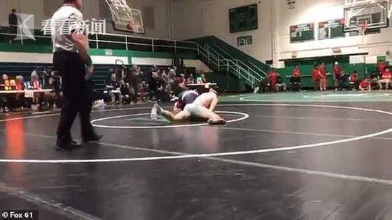 美國高中生賽場摔跤危險動作惹禍 遭對手老爸沖上臺惡揍泄憤