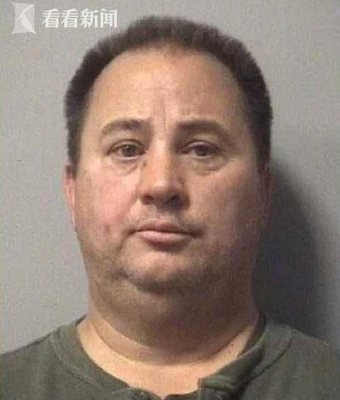 美國高中生賽場摔跤危險動作惹禍 遭對手老爸沖上臺惡揍泄憤