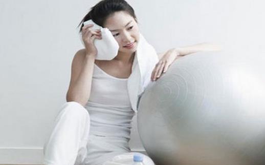 產后堅持做操 跟小肚腩說再見