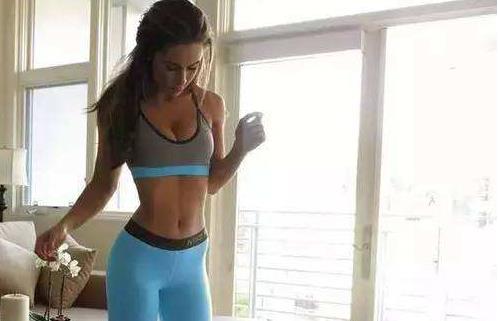 產后堅持做操 跟小肚腩說再見