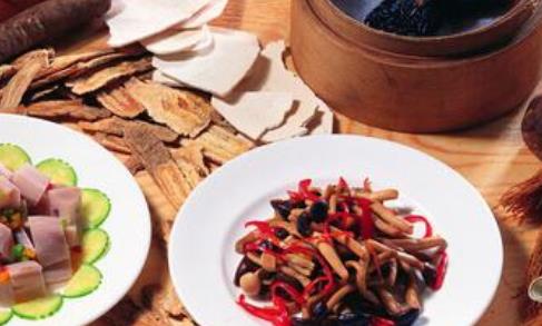 男生在青春期時長青春痘很常見 這些日常護(hù)膚要做好