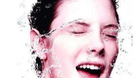 男生在青春期時長青春痘很常見 這些日常護(hù)膚要做好