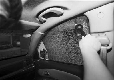 2 記者抓住把手,將拖車鉤圓環(huán)狀端朝玻璃砸了七八下后,無果。隨后記者改為甩砸,將玻璃擊破。