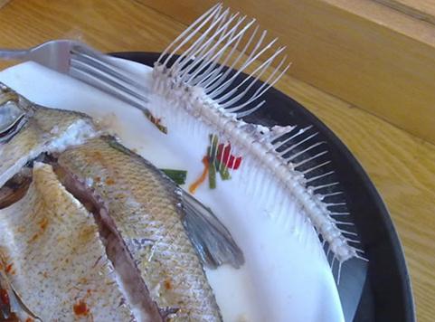 魚骨卡在喉嚨怎么辦?魚刺卡在喉嚨怎么辦