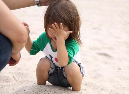 眼睛里進了沙子怎么辦?眼睛進了沙子巧處理