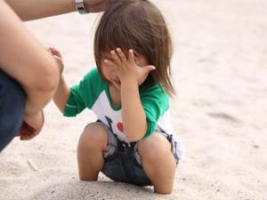 眼睛里進了沙子怎么辦?眼睛進了沙子巧處理