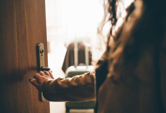 住酒店半夜被敲門可以投訴嗎?凌晨有人敲門是踩點嗎