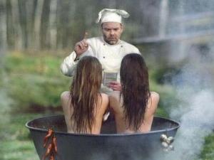 ?鍋中蒸美女,調(diào)料加全了嗎?大廚說(shuō)還少一樣調(diào)料