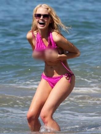 時尚美女在海灘遇尷尬當地時間2015年3月23日,美國洛杉磯,女星安娜(Anna Sophia)在海邊拍攝性感大片。正當她忘情擺各種Pose時,梅紅色比基尼不甚崩開,安娜迅速捂住衣服,用笑容來化解尷尬。其實,美女們在海灘度假時穿著性感,常常會遇到類似的情況,下面讓我們來看看去海邊可能會遇到的尷尬情況有哪些,應該注意哪些呢?