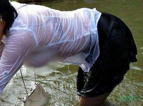 美女戲水落水尷尬瞬間:身材很有料啊