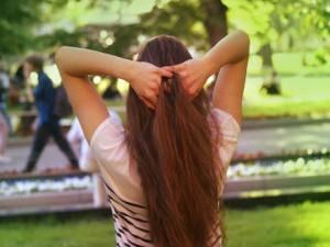 掉頭發(fā)是什么原因?脫發(fā)的原因有哪些