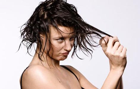 頭發油油的是什么原因呢?頭發頭皮油油的怎么辦