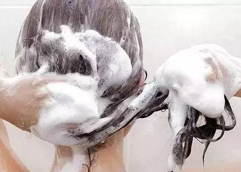 女性天天洗頭發(fā)好不好?染發(fā)一定要三天不洗頭嗎?
