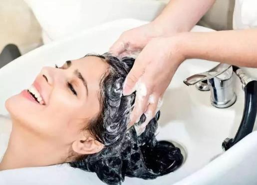 女性天天洗頭發(fā)好不好?染發(fā)一定要三天不洗頭嗎?