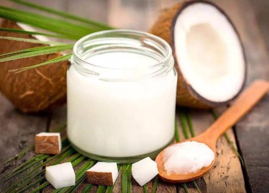 頭發干枯什么時候用椰子油?椰子油護發的正確方法