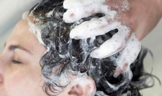 頭皮屑過多是什么原因造成的 怎么樣才能緩解頭皮屑過多