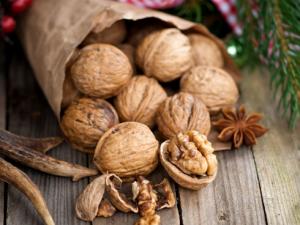 導致胃疼的原因-正確吃核桃可以緩解胃疼