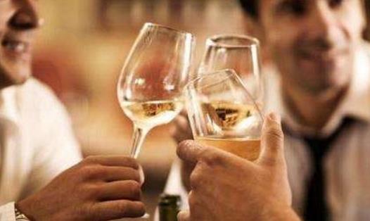 男人喝醉酒不僅傷肝還會傷心 預防醉酒吃什么