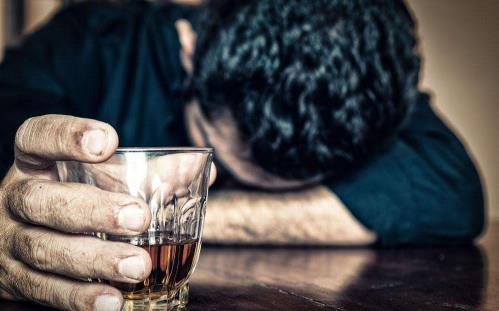 男人喝醉酒不僅傷肝還會傷心 預防醉酒吃什么
