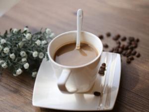 喝咖啡超過三杯會導致胸部變小嗎?