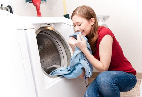 淋雨后怎么辦?被雨淋后快洗澡,衣服消毒分開洗