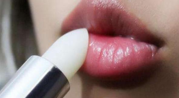 不少朋友都出現過嘴唇干裂的癥狀 介紹8種造成嘴唇干裂的原因