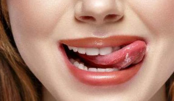 不少朋友都出現過嘴唇干裂的癥狀 介紹8種造成嘴唇干裂的原因