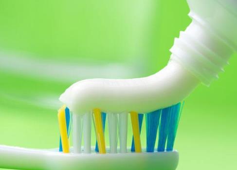 不少朋友都出現過嘴唇干裂的癥狀 介紹8種造成嘴唇干裂的原因