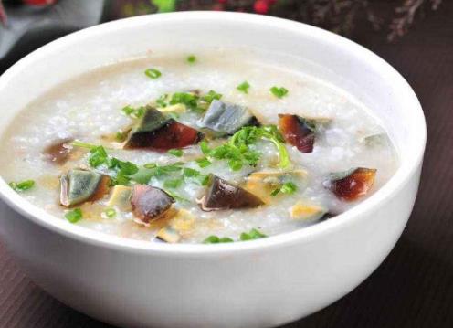 做皮蛋瘦肉粥要放姜絲嗎?做皮蛋瘦肉粥的肉要先炒熟嗎?