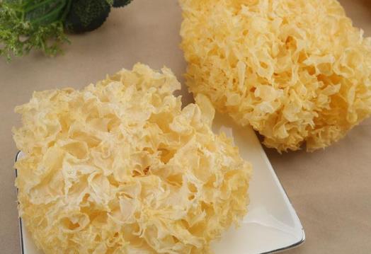 銀耳煮熟后是白色還是透明的?銀耳必須要煮出膠質才好嗎?