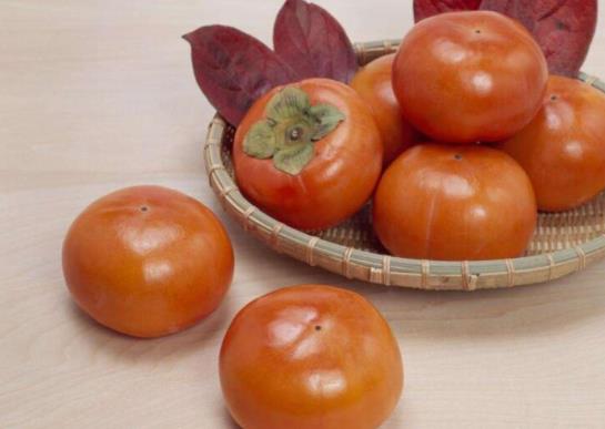 吃柿子為什么要用鹽水泡?吃柿子要注意什么?