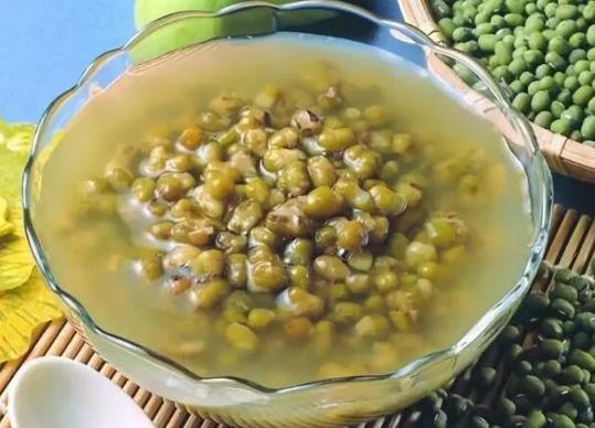 做綠豆湯怎么防止綠豆湯變紅?綠豆湯適合什么時間喝?