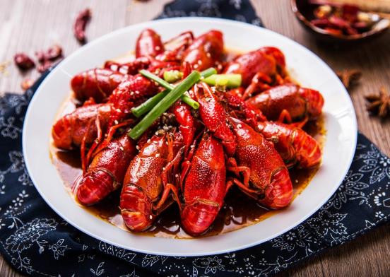 做小龍蝦是要先焯水還是先清理?煮小龍蝦是用清油料還是牛油料?